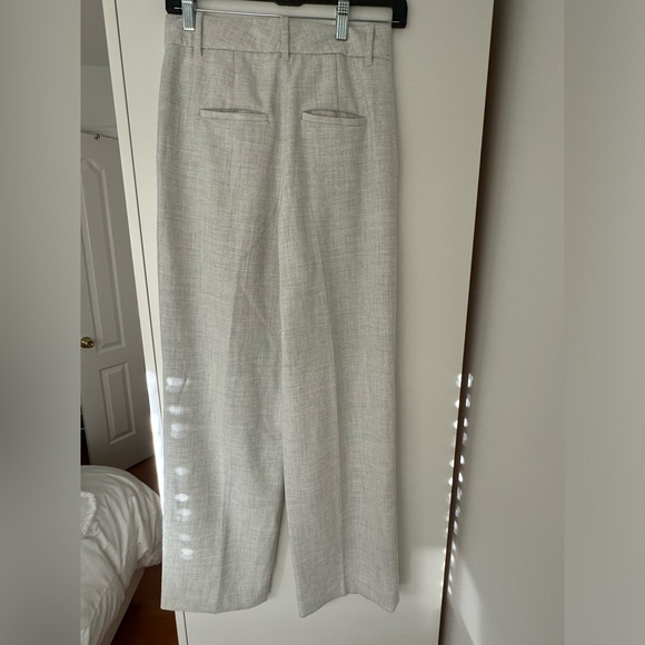 Aritizia Effortless Pant
Heather Cloud White - Picture 2 of 5